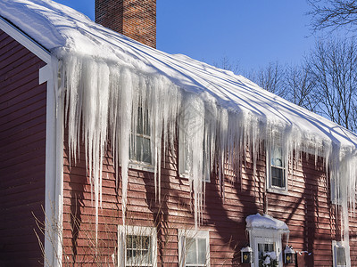 房子上的冰柱冻结的拱腹高清图片