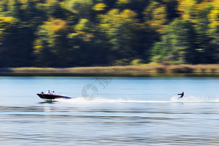 装有滑水艇的船快艇蓝色乐趣竞赛闲暇木板速度滑雪艇力量运动背景