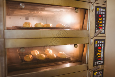 面包卷在烤炉中烘烤厨房酒店学校餐饮烹饪大楼电饭煲商业烤箱餐厅背景图片