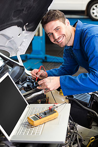 汽车方案在车上使用膝上型计算机的机械工具引擎工人技术工作服修复职业兜帽微笑解决方案背景