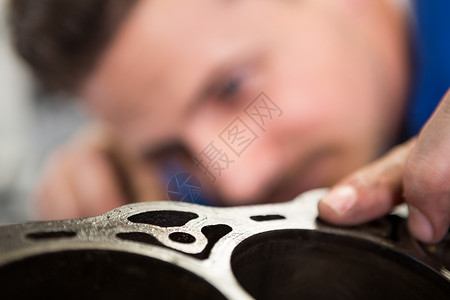 在发动机上工作的机械引擎男性检查汽车作坊服务修理车辆机械师工程师背景图片