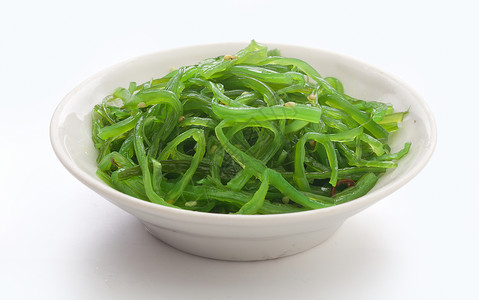 海藻沙拉Chuka海藻植物饮食竹卡沙拉盘子海鲜健康食物白色芝麻背景