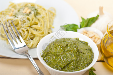 意大利传统Basil虫类意大利面粉成分饮食烹饪蔬菜面条食物松子背景芳香美味叶子背景图片