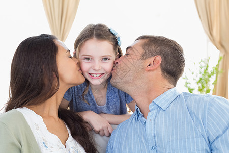 快乐的女孩被父母亲亲亲吻背景图片