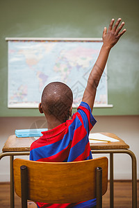 男孩在课堂上举手的近视背景图片
