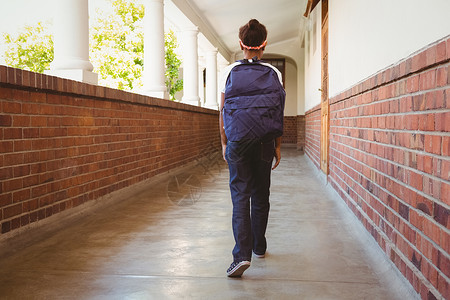 女孩在学校走廊内行走背景图片