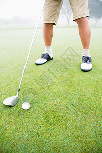 高尔夫球即将上场活动男性休闲服装多云绿色运动员闲暇男人假期背景图片