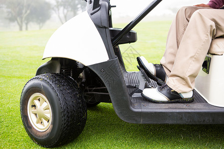 Golfer驾驶高尔夫球鼓运动活动绿色时间运动员假期车轮多云爱好高尔夫球背景图片