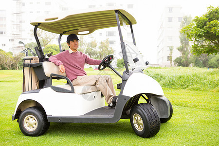 Golfer驾驶高尔夫鼓风 看着摄像机背景