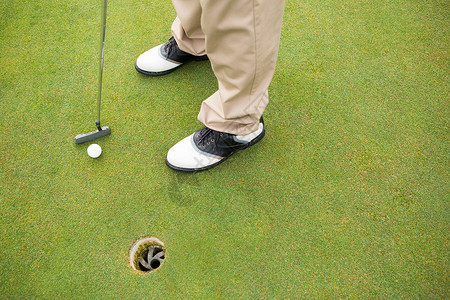 高尔夫球即将上场假期运动员爱好闲暇活动运动时间绿色背景图片