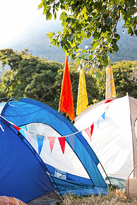 音乐节空露营晴天营地旗帜聚会阳光社交帐篷活动背景图片