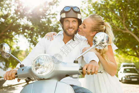 有魅力的情侣 骑着摩托车都市金发女郎城市生活男性风光助力车女性夫妻交通活动背景图片