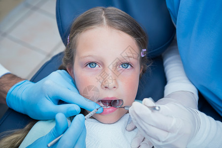 牙科医生和助助检查女孩牙齿助理牙科医疗口腔职业合作考试同事卫生手套背景图片