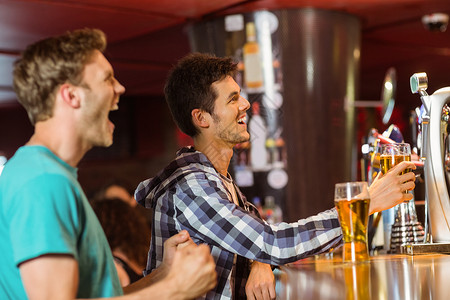 快乐的朋友坐着喝啤酒活动头发沟通酒精讨论互动男人酒吧乐趣男性背景图片