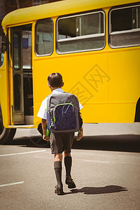 走进校车的可爱学生校服公共汽车童年小学生教育知识男性服务交通工具学校背景图片