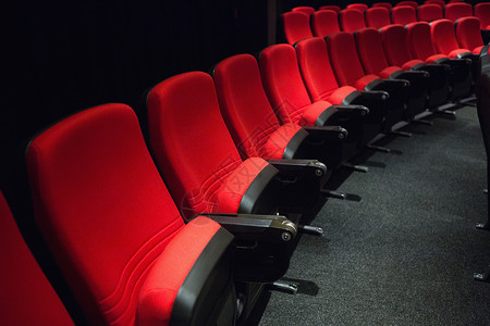 红色席位的空行礼堂演出座位椅子时间文艺电影院电影业背景图片