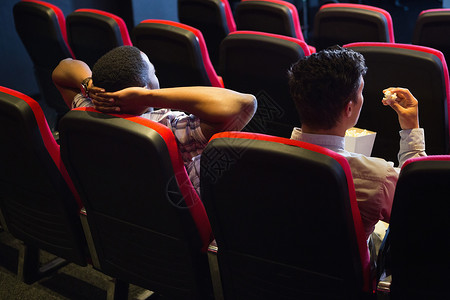 年轻朋友看电影电影院文艺电影业椅子电影男人座位黑色混血演出背景图片