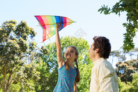 父亲和女儿玩风筝微笑风筝公园活动绿地农村女性家长男人男性背景图片
