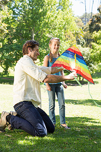 父亲和女儿玩风筝微笑男性晴天女性幸福风筝公园男人农村家长背景图片