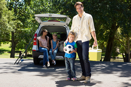 车货幸福的一家人准备上路旅行童年篮子活动女儿享受儿子公路假期男生足球背景