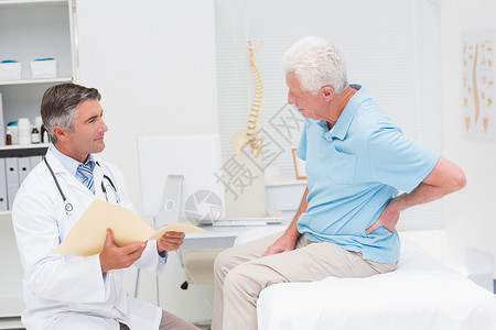 医生与患有背部疼痛的病人讨论有关报告背景图片