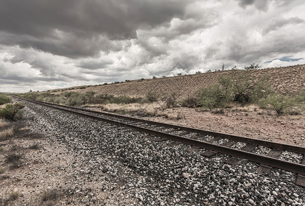 沙漠中铁路线路线背景图片
