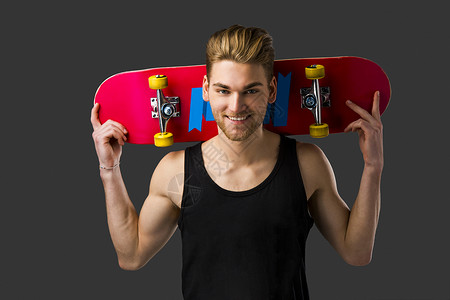 带滑板的年轻人运动男生街道青少年发型滑冰乐趣灰色时尚溜冰者背景图片
