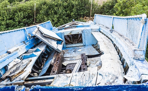 希腊阿罗尼索斯的海滩上废弃渔船高清图片