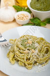 意大利传统Basil虫类意大利面粉成分小品蔬菜盘子午餐烹饪芳香松子食物美食背景背景图片