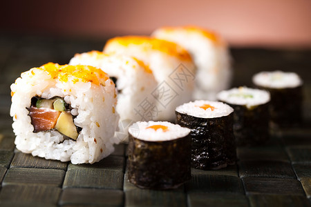 一套寿司 东方烹饪多彩主题饮食筷子美食黄瓜桌子海鲜美味海藻食物午餐背景图片