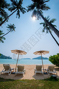 海滩椅海岸线休闲椅地点白色天空旅行蓝色气候热带椅子背景图片