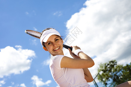 年轻女子打网球 自然色彩多彩的音调运动员消遣活动闲暇体育黑发法庭玩家休闲空闲背景图片