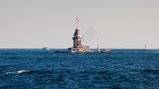 梅奈海峡从船上驶离梅登塔背景