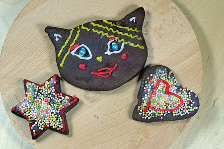 看星星的猫装饰的姜饼饼干食物烘烤甜点传统木板巧克力桌子星星背景