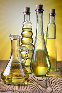 新鲜橄榄油 地中海农村主题瓶子木头草药玻璃宏观美食处女油壶香蒜营养背景图片