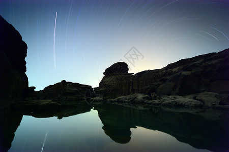 月亮轨迹星号轨迹星座沙漠蓝色星星峡谷岩石星云星系银河系公园背景