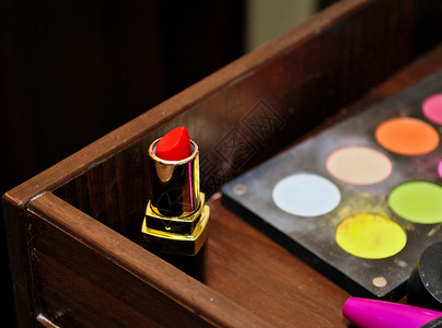 涂口红造型师女性化妆品绘画艺术家工具背景图片