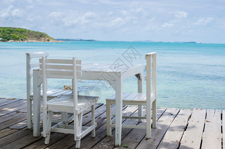 萨米特白椅子和白桌长椅海岸旅游休息室天堂木头躺椅支撑白色桌子背景