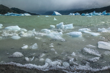 恩戈祖姆帕冰川智利帕蒂戈尼亚灰湖的冰山旅游风景荒野海岸线冰川旅行支撑灰色背景