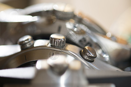 旋曲的钟表宏观古董发条轮子白色工业齿轮手表时间自动化背景图片
