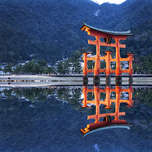 在日本的托里反射神社海岸太阳宗教神道历史性天空红色日落网关背景图片