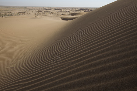 死气沉沉沙漠沙丘 美妙饱和的旅行主题橙子丘陵荒野土地干旱风景气候太阳蓝色阴影背景