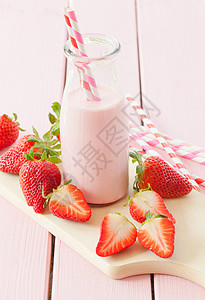 牛奶加新鲜草莓果汁奶制品木板饮料水果稻草茶点乳制品食物食谱背景图片