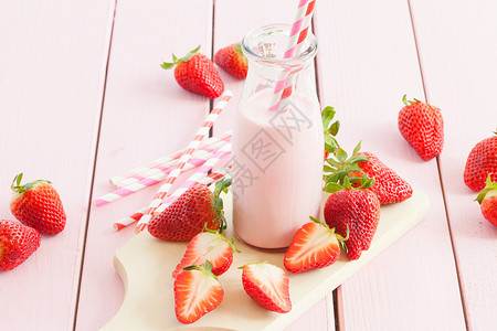 牛奶加新鲜草莓木板果汁瓶子茶点稻草奶瓶食谱水果条纹乳制品背景图片