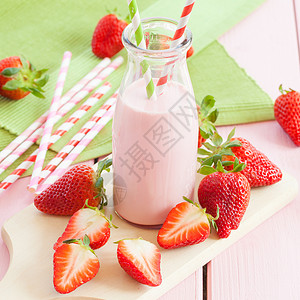 牛奶加新鲜草莓果汁食物条纹砧板奶瓶正方形瓶子水果奶制品饮料背景图片