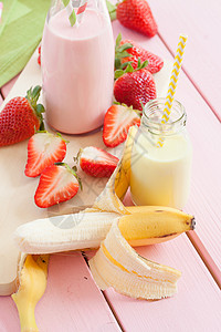 牛奶加新鲜草莓和香蕉饮料奶昔奶制品食物木板果汁乳制品浆果茶点食谱背景图片