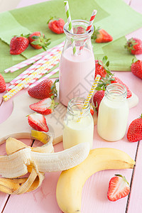 牛奶加新鲜草莓和香蕉乡村条纹稻草食物水果果汁食谱奶制品奶昔奶瓶背景图片
