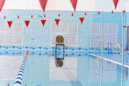空游泳池水池游泳运动强光旗帜红色背景图片