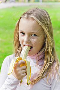 女孩在吃香蕉白色孩子女学生童年背景图片