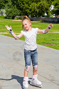 玩滑溜冰的学艺女孩学习金发童年蓝色女士女学生女性白色孩子滚筒背景